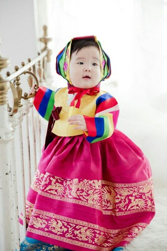 Ким ТэУ показал фото своей маленькой дочери