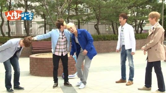 Участники Shinhwa нюхают друг друга на шоу "Shinhwa Broadcast"