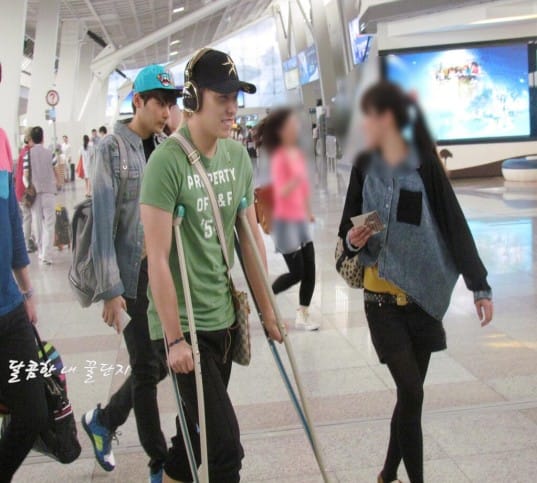 Сонмин прибыл в аэропорт Гимпо с перебинтованной ногой и на костылях