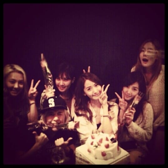 Girls' Generation празднуют 23-ий день рождения Юны