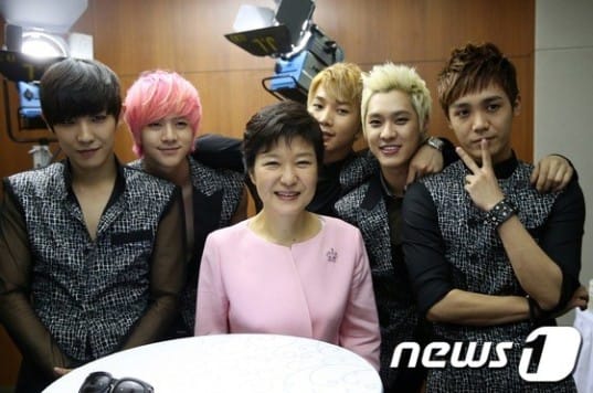 Президент Пак Кын Хе удивила Super Junior, SNSD, 2PM, SISTAR и других на концерте в Пекине