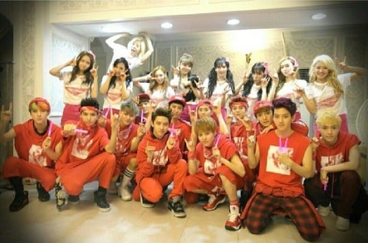 Girls' Generation сфотографировались с 12 милыми волчатами!