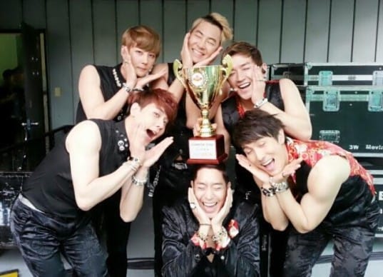 Shinhwa забирают домой трофей на “Show Champion” вторую неделю подряд!