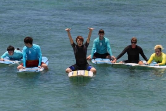 Super Junior в топлесс занимаются серфингом в Гавайях!