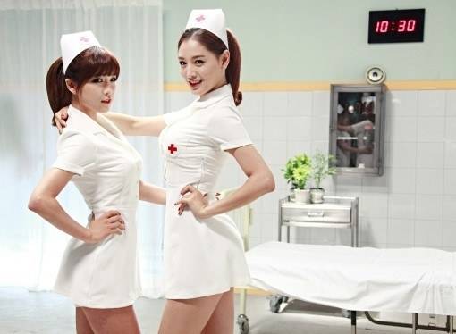 Джэгён и Хёнён из Rainbow переоделись в сексуальных медсестёр для A-JAX