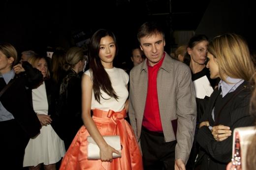 Чон Джи Хён представляет собой образец корейской красоты на Christian Dior Haute Couture 2013