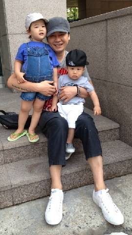 Генеральный директор YGE Ян Хён Сок позирует со своими детьми