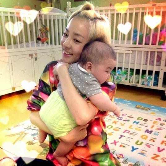 Дара из 2NE1 трогает сердца фанатов своей материнской заботой в детском доме