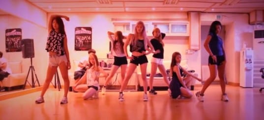 Wassup танцуют под песню Мадонны, "Girl Gone Wild" в новом видео