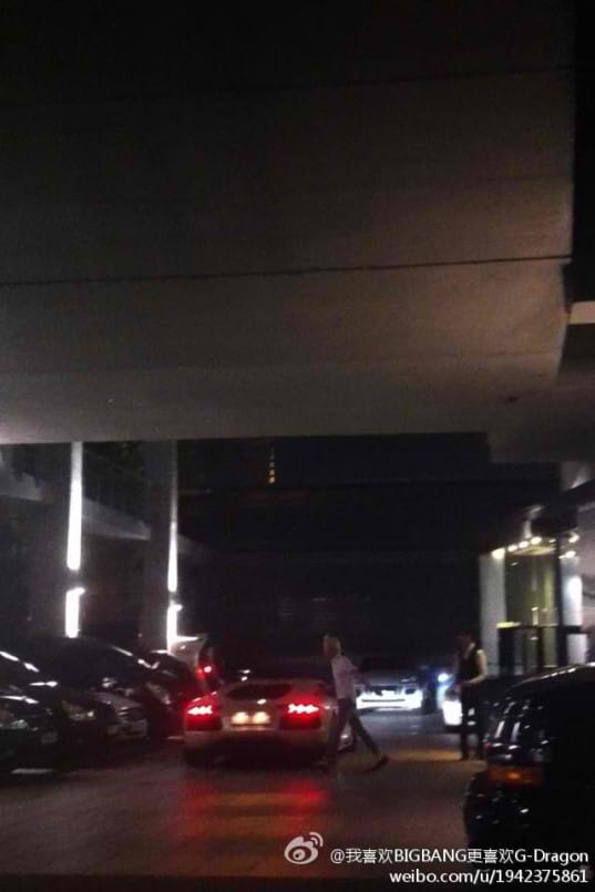 Джи-Драгон из BIG BANG замечен у здания YG на своей роскошной машине Lamborghini!