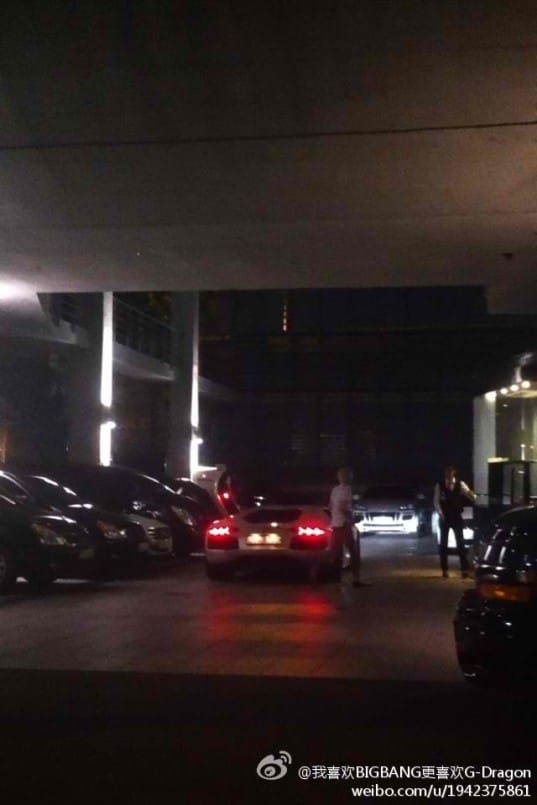 Джи-Драгон из BIG BANG замечен у здания YG на своей роскошной машине Lamborghini!