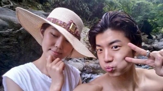 Уён из 2PM на летнем пикнике со своей сестрой