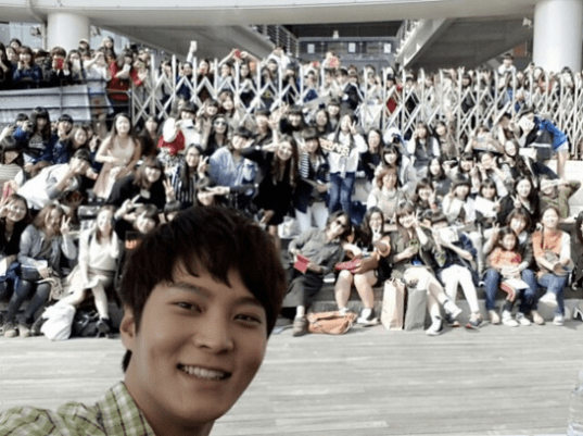 Джу Вон улыбается на фото с фанатами