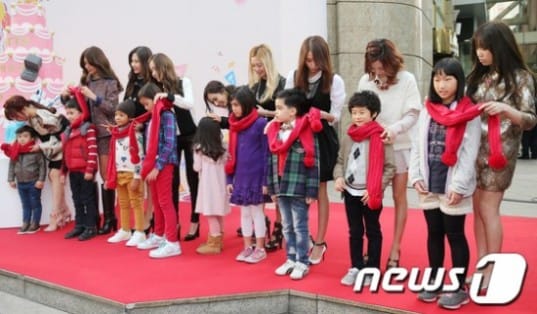 Girls' Generation дарят детям красные шарфы на праздновании 34 годовщины Lotte Department Store