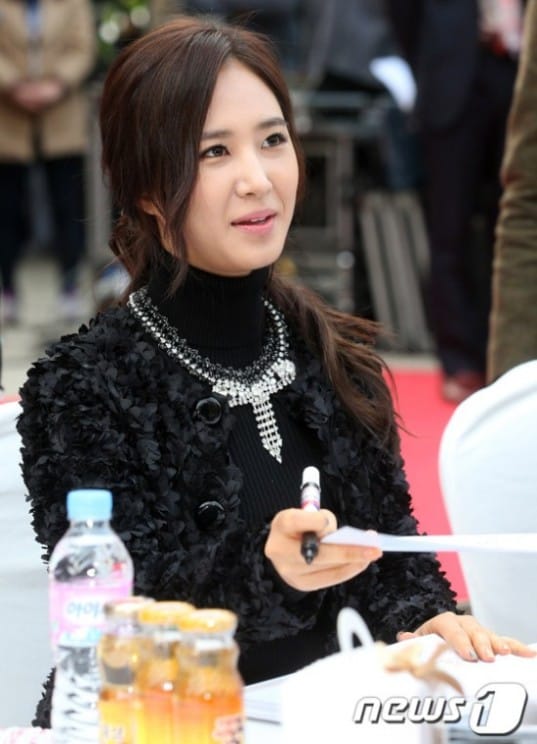Girls' Generation дарят детям красные шарфы на праздновании 34 годовщины Lotte Department Store