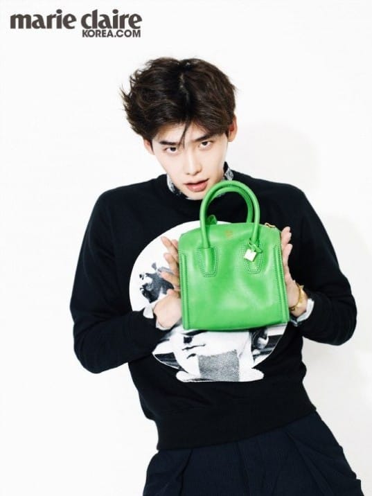 Ли Чон Сок продемонстрировал, как сумки и рюкзаки могут улучшить внешний вид на страницах Marie Claire