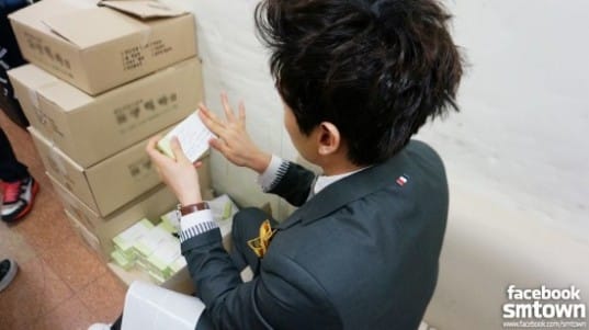 Ынхёк подарил своим поклонникам рисовые лепешки на свой день рождения