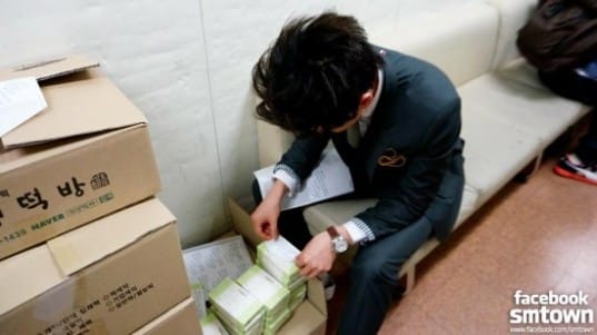 Ынхёк подарил своим поклонникам рисовые лепешки на свой день рождения