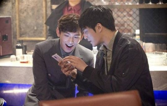 ДжэДжун и Шиван вместе смеются и говорят о том, как они стали ближе друг к другу
