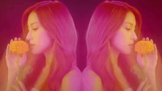 Гюри из Kara стала прекрасной богиней в видео-тизере для Mamma Mia