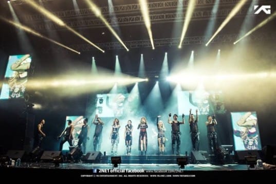 2NE1 поделились фотографиями со своего концерта в Гуанчжоу