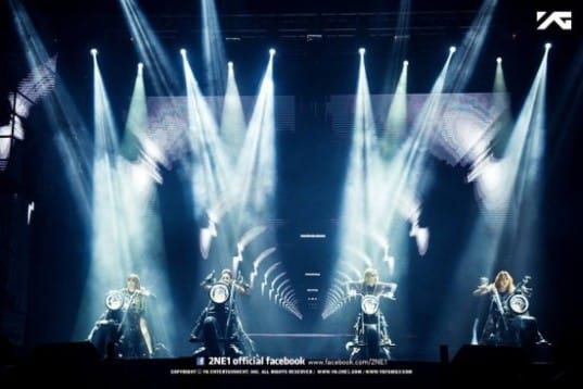 2NE1 поделились фотографиями со своего концерта в Гуанчжоу