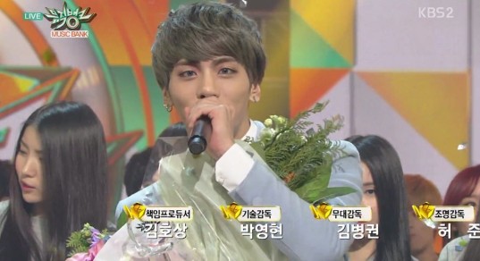 Jonghyun-winning-1-on-KBS-Music-Bank-20150123