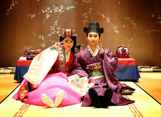 Сонмин и его жена в красивых ханбоках пожелали поклонникам счастливого Лунного Нового Года