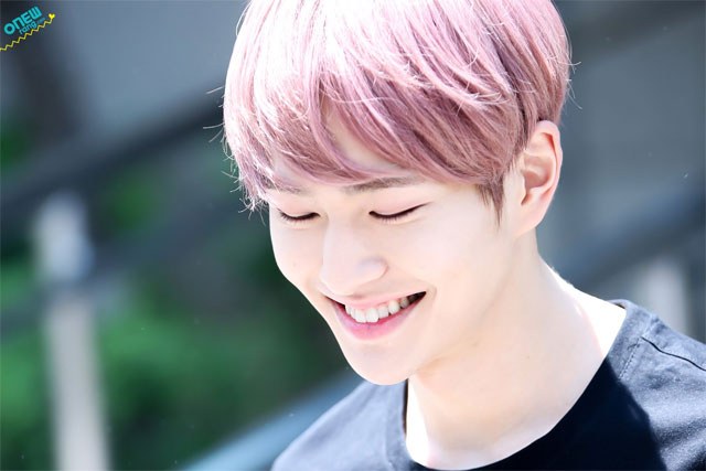 kpop-idol-pink-hair-shinee-onew