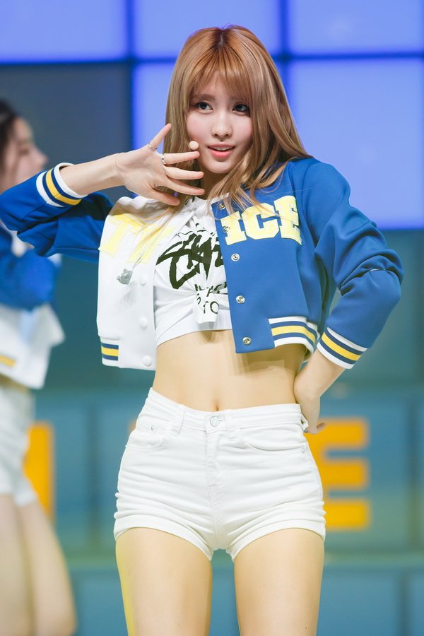 fans-calling-twice-momos-midriff-perfect-in-every-way-1