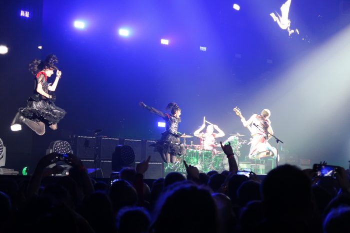 BABYMETAL зажигают на сцене с Red Hot Chili Peppers