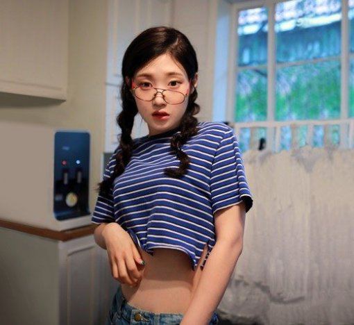 5 фотографий, которые показывают невероятно тонкую талию Чон Чеён из группы DIA