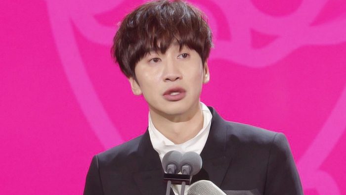 Ли Кван Су выиграл главный приз на церемонии 2016 SBS Entertainment Awards