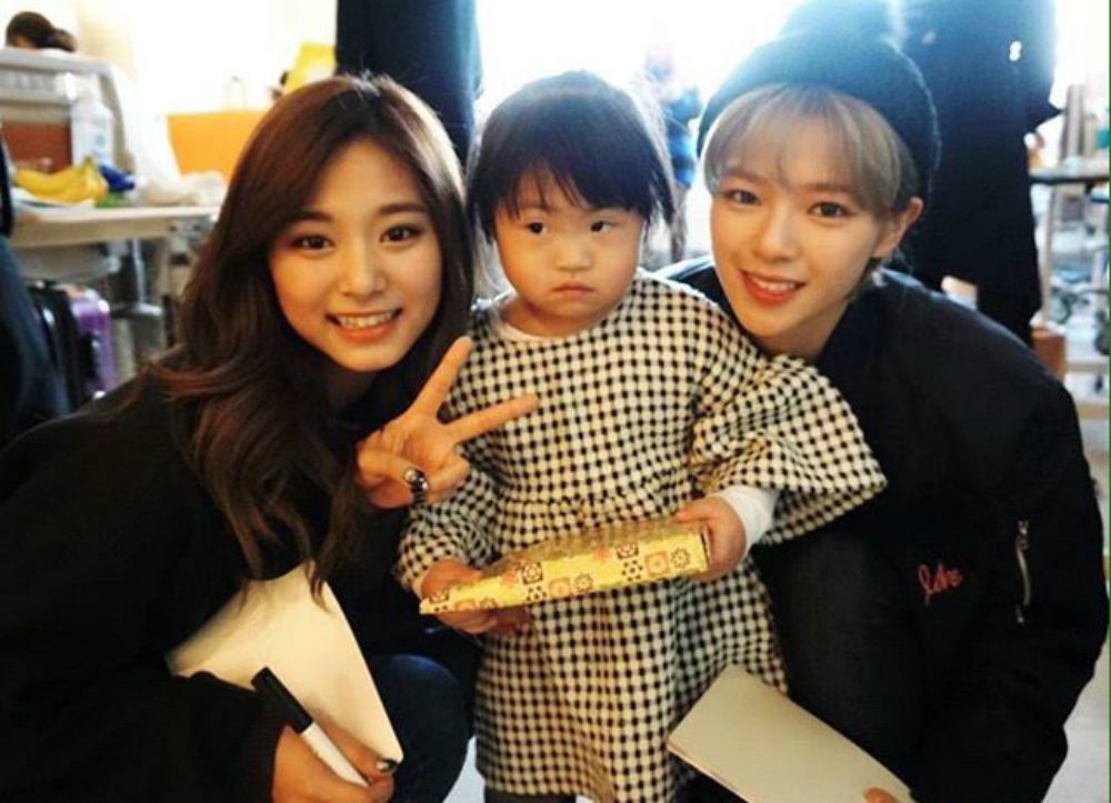 Исполнители JYP Entertainment посетили больных детей во время праздников
