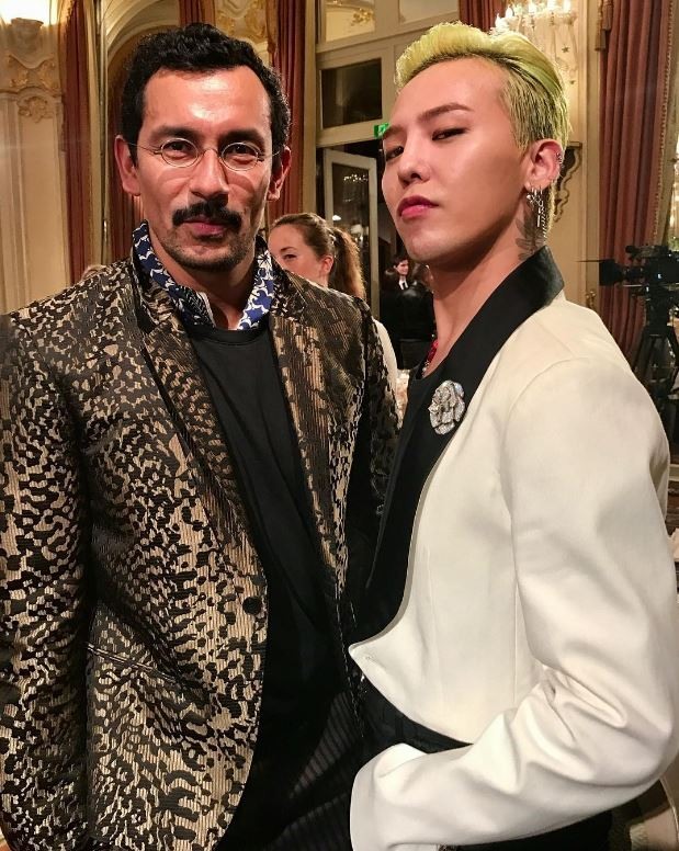 G-Dragon посетил показ мод 'Chanel' в Париже!