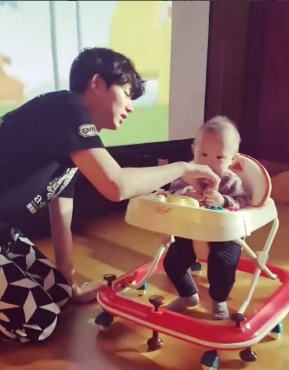 Хичоль из Super Junior показывает свою любовь и заботу к своему племяннику