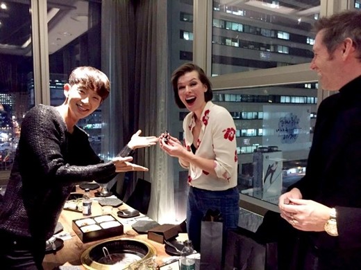 Ли Джун Ки на совместном ужине с голливудской актрисой Милой Йовович
