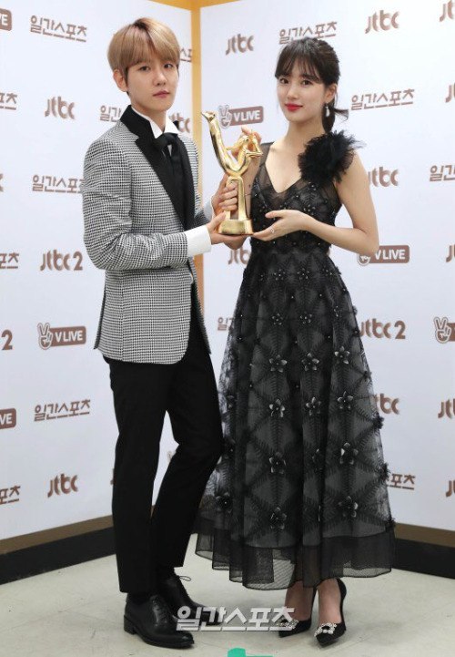 Сюзи и Бэкхён очаровывают на 31-й церемонии награждения Golden Disc Awards