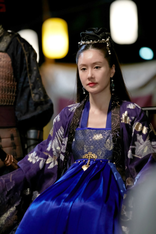 Встречайте новые кадры с принцессой Сук Мён и другими обитателями "Хварана"