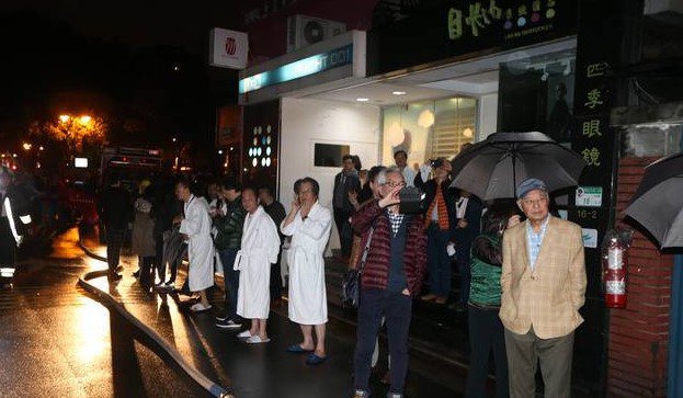 Поклонники разгневаны из-за того, что менеджер Кюхёна оставил певца во время пожара