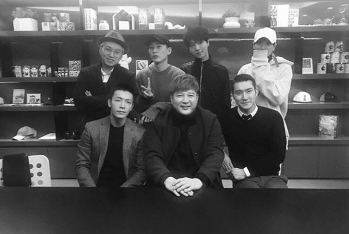 Дружеское фото участников Super Junior