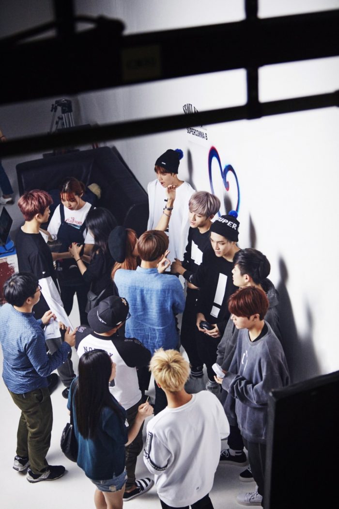"Supercomma B" опубликовали новое закулисное видео с фотосессии группы NCT 127
