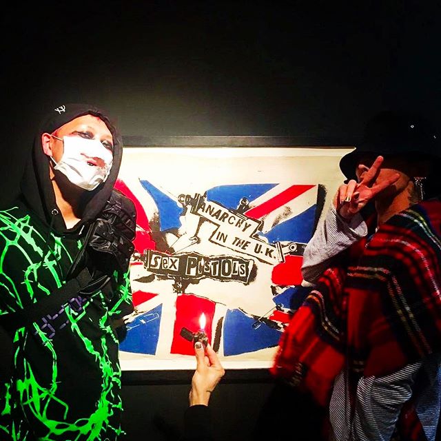 G-Dragon из BIGBANG и CL на выставке "Punk In Britain & Our Nation"