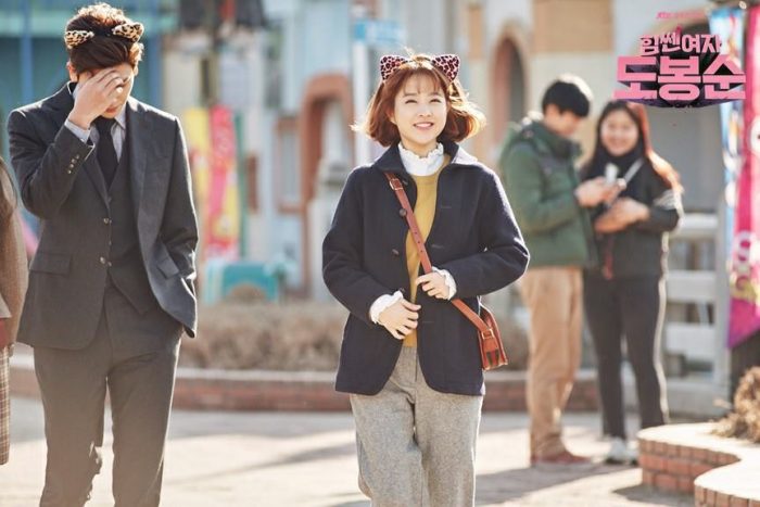 Канал JTBC дразнит поклонников дорамы "Сильная женщина До Бон Сун" новыми стиллами с главными героями
