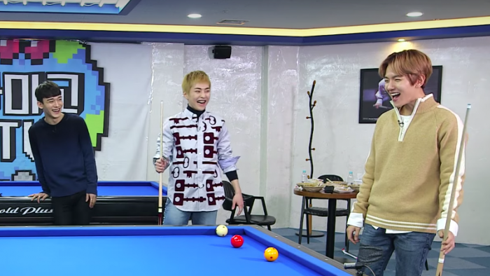 EXO-CBX подражают навыкам игры D.O в бильярд в эпизоде шоу на Amigo TV