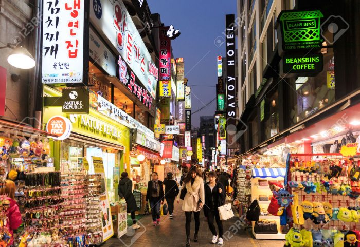 Китайские посетители магазина кричат корейской модели проваливать из Китая