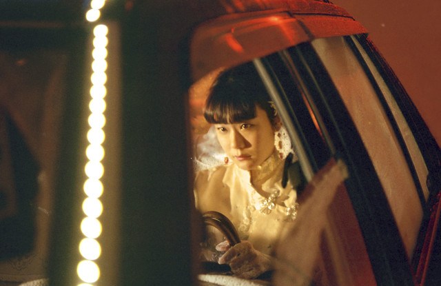 Присоединяйтесь к Каёко Ёшизаве в поездке в ад в клипе "Jigoku Taxi"