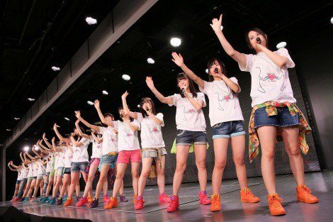 Группы AKB48 провели мероприятие в поддержку реконструкции после Большого Восточно-Японского землетрясения