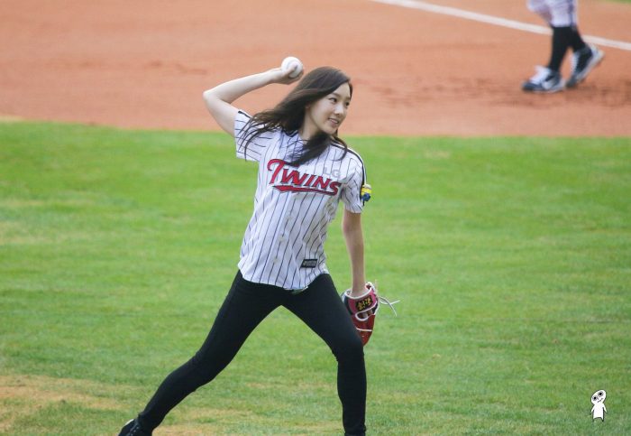 7 девушек-знаменитостей, которые удивили поклонников своими бейсбольными навыками