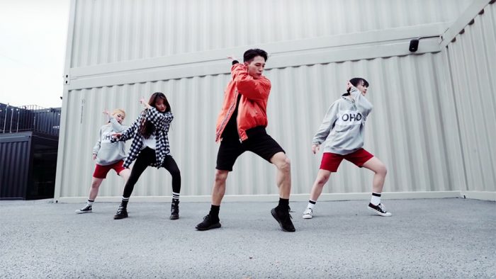 Юа из Oh My Girl и хореограф из 1Million Dance Studio представили зажигательное танцевальное видео